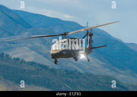 L'ARMÉE AMÉRICAINE UN UH-60 Black Hawk affecté à l'armée, la Garde nationale du Colorado Colorado comptable Gov. John Hickenlooper ; Banque D'Images