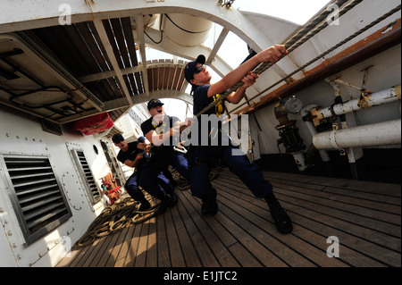 De l'avant à l'arrière, U.S. Coast Guard Officer Candidate Victoria Ferraro, Seaman Kyle Tapia attribué à Maître de la Garde côtière canadienne Banque D'Images