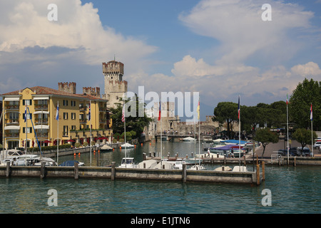 Bateaux au port à Sirmione, Lac de Garde, Italie, avec Château Scaliger en arrière-plan. Banque D'Images