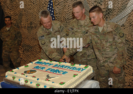 De gauche, U.S. Air Force Colonel David Geyer, le chirurgien général avec la 451e escadre expéditionnaire aérienne (EEFA) ; le brigadier. Le général John Do Banque D'Images