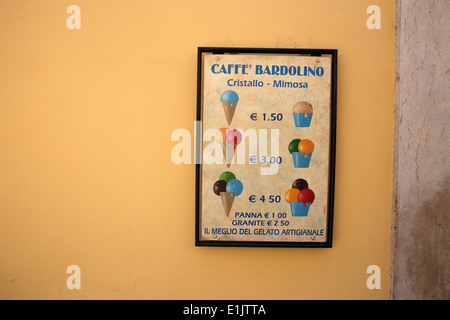 Une affiche Publicitaire / signe / glaces gelato à vendre à Sirmione, Lac de Garde / Lago di Garda, Italie. Banque D'Images