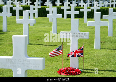 Madingley Cimetière Américain . Cambridge, UK . 05.06.2014 certains des milliers de tombes marquées par des croix à Madingley Cimetière Américain, près de Cambridge. Le cimetière contient plus de 3 800 tombes de militaires, hommes et femmes américains qui sont morts pendant la Seconde Guerre mondiale, deux jours. C'est la seule seconde guerre mondiale cimetière militaire américain au Royaume-Uni. C'est presque 70 ans jour pour jour que le Jour j est arrivé en Normandie, quand beaucoup d'Américains ont perdu leur vie à lutter dans cette bataille. Crédit : Paul Marriott/Alamy Live News Banque D'Images