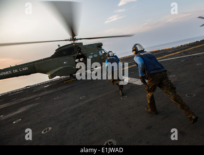 Les marins américains exécuter pour enlever les chaînes d'une armée française de l'hélicoptère Puma SA 330 dans le poste de pilotage de l'assaut amphibie sh Banque D'Images