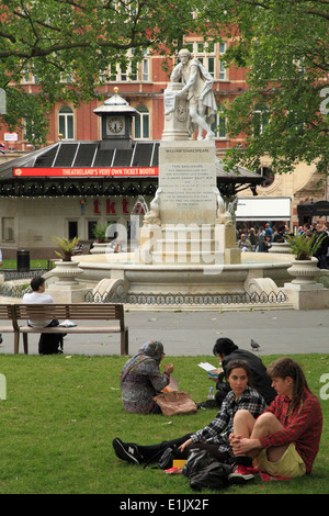 Royaume-uni, Angleterre, Londres, Leicester Square, statue de Shakespeare, les gens, Banque D'Images