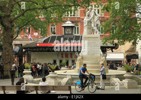 Royaume-uni, Angleterre, Londres, Leicester Square, statue de Shakespeare, les gens, Banque D'Images