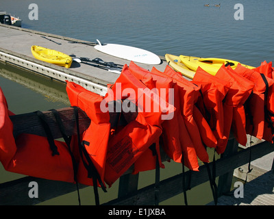 Gilets de sauvetage nautique Elizabeth Lake Fremont en Californie Banque D'Images