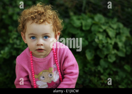Portrait d'une jeune fillette de deux ans à la surprise Banque D'Images