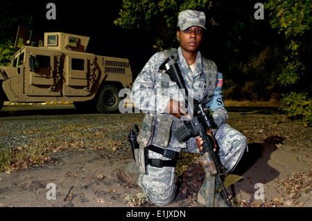 U.S. Air Force d'un membre de la 1re classe Keshia Robinson, un membre de la force de réaction de l'assigné à l'expéditionnaire 376sq les forces de sécurité Banque D'Images