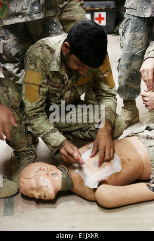 La Police nationale afghane de l'ordre civil Sgt. Kaleem Ullah, à genoux, avec la Police des Frontières La Zone 1 siège à Jalalabad, Banque D'Images