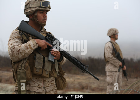 Le Caporal des Marines des États-Unis. Ruben Guevara, avec l'atterrissage, la Compagnie de soutien logistique de combat Regiment 17, 1er Groupe Logistique maritime (MLG) st Banque D'Images