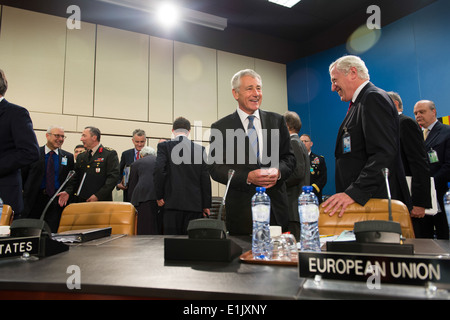 Le secrétaire à la défense Chuck Hagel se réunit avec les délégués étrangers au cours de la réunion du Conseil de l'Atlantique Nord au siège de l'OTAN Banque D'Images