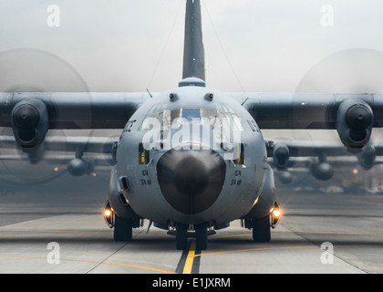 U.S. Air Force C-130 Hercules taxi sur la piste à Yokota Air Base, au Japon, lors d'une mission de formation, 22 oct. Banque D'Images