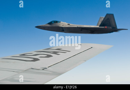 Un U.S. Air Force F-22 Raptor aéronefs affectés à la 49e Escadre de chasse, la base aérienne de Holloman, N.M., vole à côté d'un KC-135 Banque D'Images