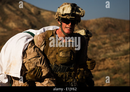 Un bataillon de marines des États-Unis avec l'équipe d'atterrissage, 1er Bataillon, 4e Régiment de Marines, 13e Marine Expeditionary Unit (MEU) porte un s Banque D'Images