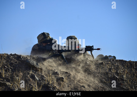 Un bataillon de marines des États-Unis avec l'équipe d'atterrissage, 1er Bataillon, 4e Régiment de Marines, 13e Marine Expeditionary Unit caches de feux Banque D'Images