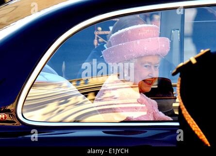 Paris, France. 5 juin, 2014. La Reine Elizabeth II sourit dans une voiture après avoir rendu visite à l'Elysée à Paris, le 5 juin 2014. La Reine Elizabeth II le jeudi est engagé dans trois jours de visite d'Etat en France pour marquer le 70e anniversaire du débarquement en Normandie pendant la DEUXIÈME GUERRE MONDIALE, le palais de Buckingham a annoncé. Crédit : Chen Xiaowei/Xinhua/Alamy Live News Banque D'Images