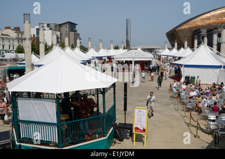 Les gens apprécient le festival de la gastronomie et des boissons de Cardiff baie de Cardiff Pays de Galles Royaume-Uni Banque D'Images