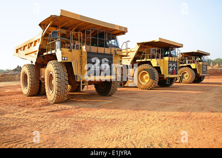 Trois gros camions jaunes sur une mine de cuivre en Afrique Banque D'Images