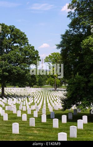 Tombes au cimetière national d'Arlington avec le Washington Monument dans la distance, Arlington, Virginia, USA Banque D'Images