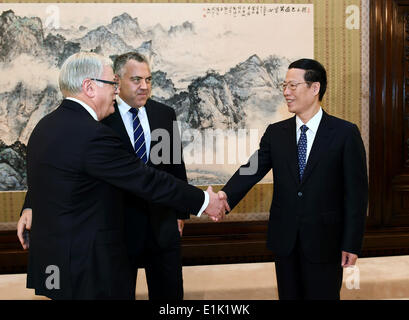 Beijing, Chine. 24 Juin, 2014. Le vice-Premier ministre chinois Zhang Jaili (R) rencontre avec le ministre du Trésor australien Joe Hockey (C) et le commerce et l'investissement, M. Andrew Robb à Beijing, Chine, 24 juin 2014. © Liu Jiansheng/Xinhua/Alamy Live News Banque D'Images