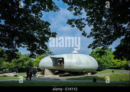 Londres, Royaume-Uni - 24 juin 2014 : la Serpentine Pavilion 2014 conçu par Smiljan Radić qui s'ouvre à Londres le 26 juin Crédit : Piero Cruciatti/Alamy Live News Banque D'Images