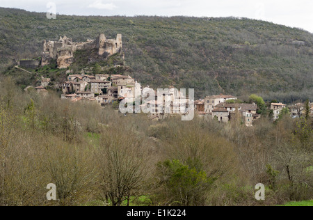 Ruines du château de Penne au-dessus de la ville. Le Château de Penne avec la ville ci-dessous. Haut au-dessus de la ville moderne est l'ancienne fortification Banque D'Images
