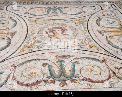 Sol en mosaïque romaine d'Ostia, Italie. Un sol en mosaïque coloré avec un portrait de l'homme dans un médaillon central. Environ 200CE. Banque D'Images