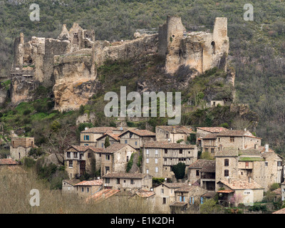 Ruines du château de Penne, perché au-dessus de la ville. Perché au-dessus de la ville moderne des anciennes fortifications sur un éperon rocheux. Banque D'Images