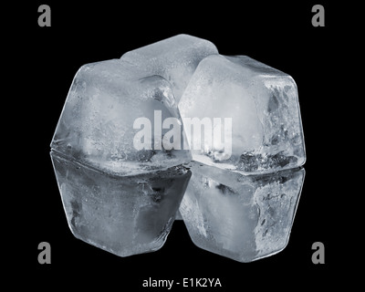 Cubes de glace naturelle, isolé sur fond noir avec reflet Banque D'Images