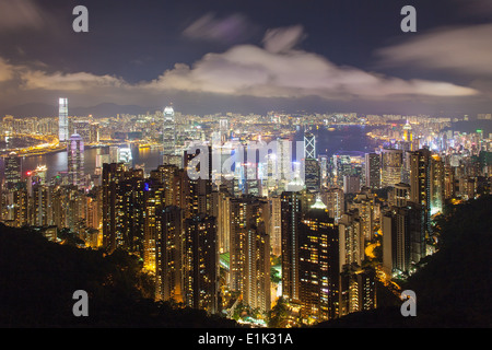 L'île de Hong Kong Cityscape Centrale avec Victoria Harbour de nuit depuis le Pic Victoria Banque D'Images