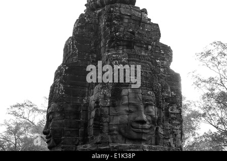 Le Bayon est un temple à Angkor Thom, Angkor, Siem Reap, Cambodge. Sa principale caractéristique sont les 216 pierres gigantesques visages de sourire. Banque D'Images