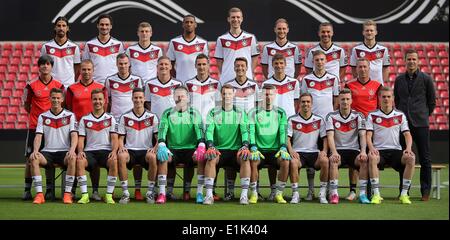 L'équipe nationale de football allemande pose pour une photo de groupe à Mainz, Allemagne, 05 juin 2014. Ligne supérieure de L-R : Sami Khedira, Mats Hummels, Toni Kroos, Jerome Boateng, par Benedikt Hoewedes, Mertesacker, Lukas Podolski et André Schuerrle. Rangée du milieu de gauche à droite : l'entraîneur-chef Joachim Loew, l'entraîneur adjoint Hansi Flick, Kevin Grosskreutz, Bastian Schweinsteiger, Miroslav Klose, Mesut Oezil, Thomas Mueller, Christoph Kramer, entraîneur gardien Andreas Koepke et manager de l'équipe Oliver Bierhoff. Rangée inférieure L-R : Erik Durm, Mario Goetze, Julian Draxler, Roman Weidenfeller, Manuel Neuer, Ron-Robert Zieler, Philipp Lahm, M Banque D'Images