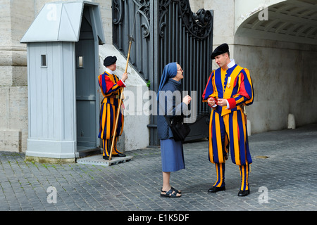 Garde Suisse pontificale de parler avec une femme en face de la porte du Vatican Banque D'Images