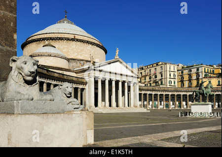 Des statues de lionnes, la Piazza Plebiscito, Naples, Italie Banque D'Images