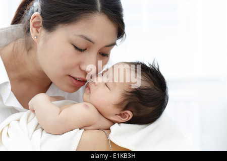 Parution modèle Mother holding sleeping baby girl. Banque D'Images