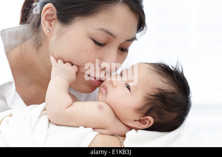 Parution modèle Mother holding baby girl. Banque D'Images