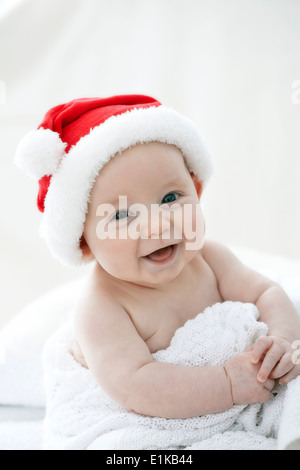 Parution modèle Baby Boy wearing Santa hat smiling.