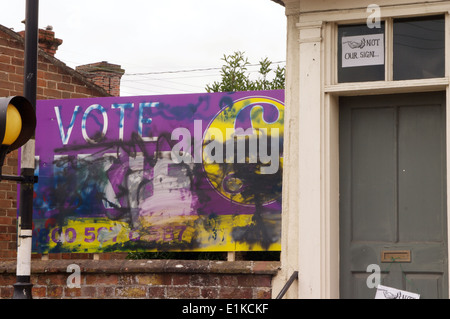 Affiche électorale de l'UKIP vandalisée par des graffitis à Framlingham, dans le Suffolk, avec des signes sur les maisons à côté lire 'pas notre signer". Banque D'Images