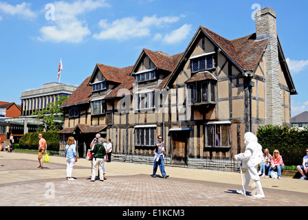 Le lieu de naissance de Shakespeare le long de Henley Street avec Shakespeare's Ghost en premier plan, Stratford-Upon-Avon, England, UK. Banque D'Images