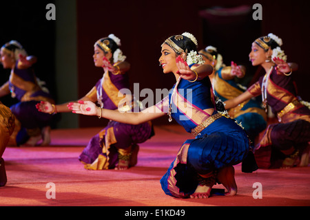 L'Inde, le Tamil Nadu, Mamallapuram ou Mahabalipuram, festival de danse traditionnelle indienne Banque D'Images