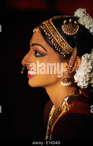 L'Inde, le Tamil Nadu, Mamallapuram ou Mahabalipuram, festival de danse traditionnelle indienne Banque D'Images