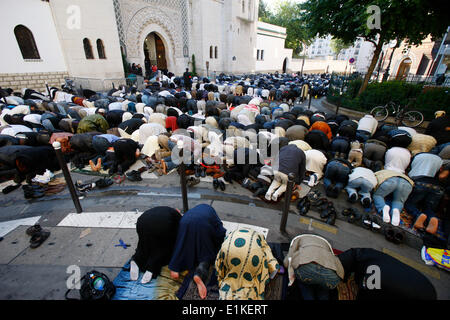 Les musulmans prier à l'extérieur de la Grande Mosquée de Paris sur un•d festival El-Fitr Banque D'Images