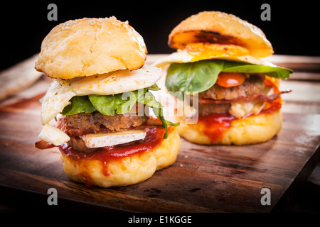 Accueil faites sans gluten mini-hamburgers ou curseurs avec le boeuf, l'oeuf, la laitue, le fromage et la sauce Banque D'Images