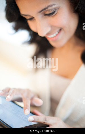 Parution modèle Portrait d'une femme à l'aide d'une tablette numérique. Banque D'Images