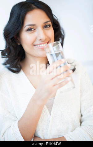 Parution modèle Portrait d'une femme tenant un verre d'eau. Banque D'Images