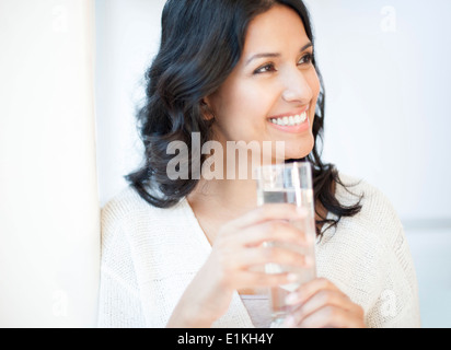 Parution modèle Portrait d'une femme tenant un verre d'eau. Banque D'Images