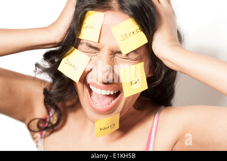 Parution modèle femme frustrée avec notes adhésif collé à son visage. Banque D'Images