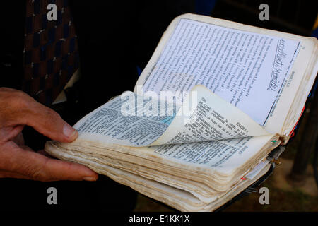 La lecture de la Bible à une réunion évangélique Tzigane Banque D'Images