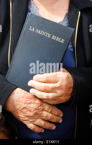 La lecture de la Bible à une réunion évangélique Tzigane Banque D'Images