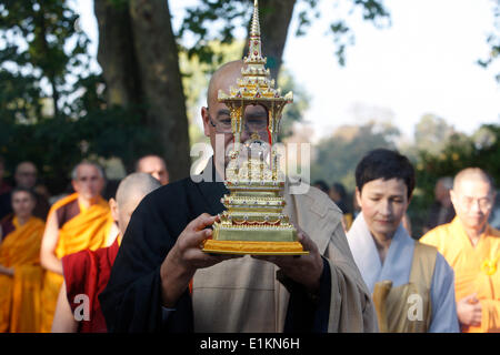 L'installation des reliques du Bouddha dans le temple bouddhiste de Vincennes Procession Banque D'Images